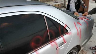 مستوطنون يخطون شعارات عنصرية ويعطبون إطارات مركبات في قرية الجبعة غرب بيت لحم
