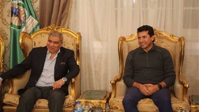 وزير الشباب يفتتح ملعبا وحمام سباحة بالمنيا