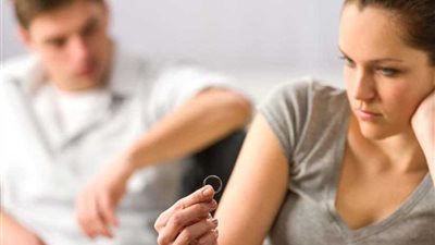 يدهن زوجته بعسل أسود ويتركها عارية ببلكونة المنزل‎