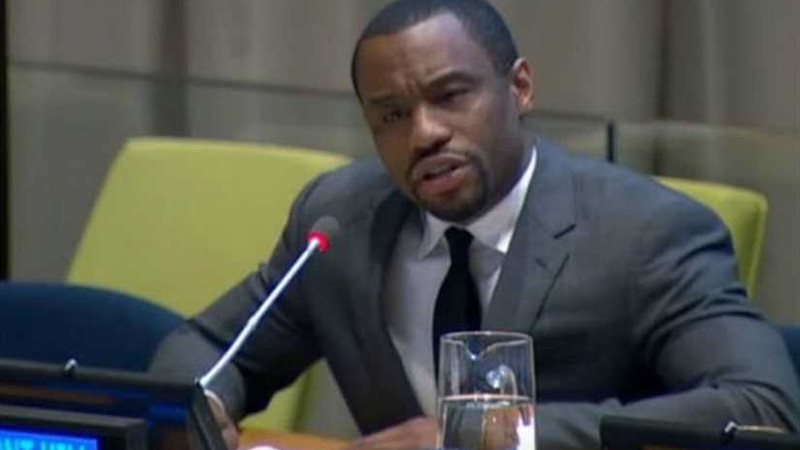 سي إن إن تفصل محللًا