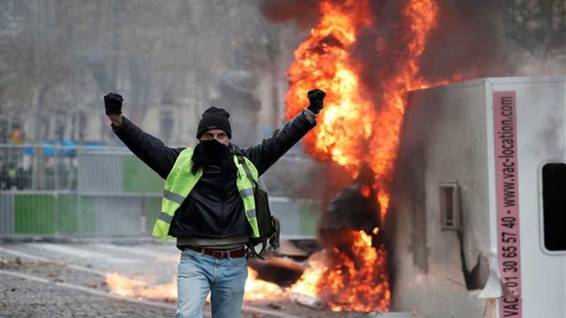 رويترز: ملثمون ألقوا