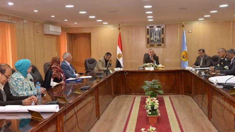 محافظ أسيوط يجتمع