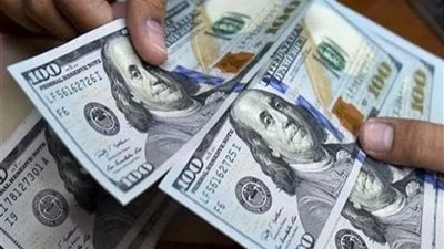 هبوط الدولار يدفع الذهب لأعلى مستوى عالميًا بعد شهر من الانخفاض