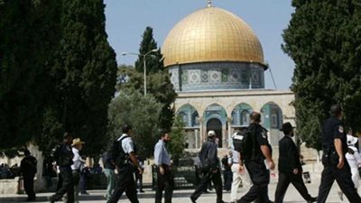 عشرات الصهاينة يقتحمون 