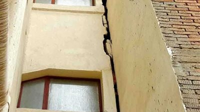 إخلاء عقار بالمنصورة بعد حدوث ميول وتشققات