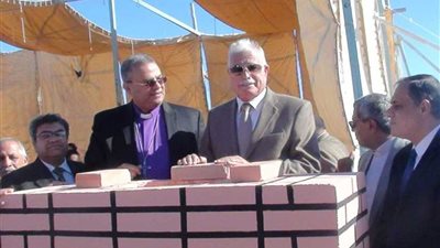 محافظ جنوب سيناء يضع حجر أساس أول كنيسة إنجيلية بشرم الشيخ