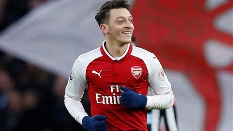 مسعود أوزيل في طريقه