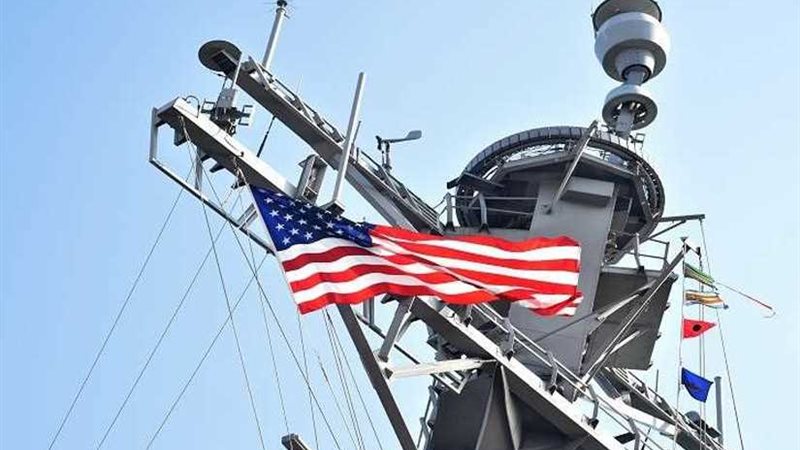 مدمرة أمريكية تستفز