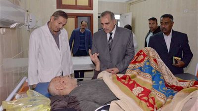 محافظ أسيوط يزور مصابي حادث طريق سوهاج.. (صور)