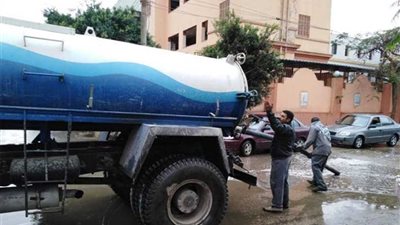 بالصور.. سيارات الكسح ببني سويف تشفط تجمعات مياه الأمطار