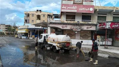 أمطار وعواصف تهب على 