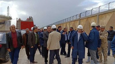 بالصور.. قنصوة يتفقد موقع حريق شركة الإسكندرية للبترول