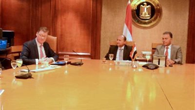 وزيرا الصناعة والنقل يبحثان مع شركة 
