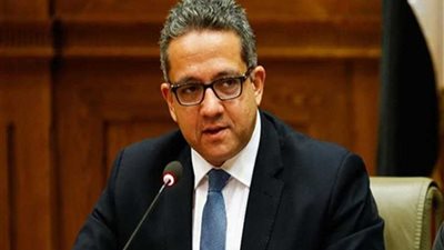 وزير الآثار يكشف حقيقة 