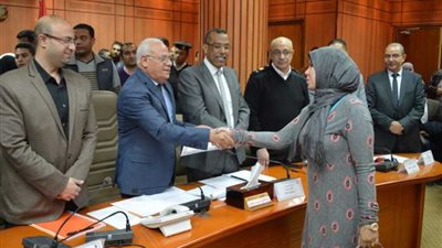 محافظ بورسعيد يكرم سكان عمارة 28 بمنطقة الإسراء بحي الضواحي