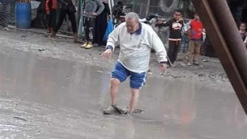 رجل يحمل أطفال المدارس