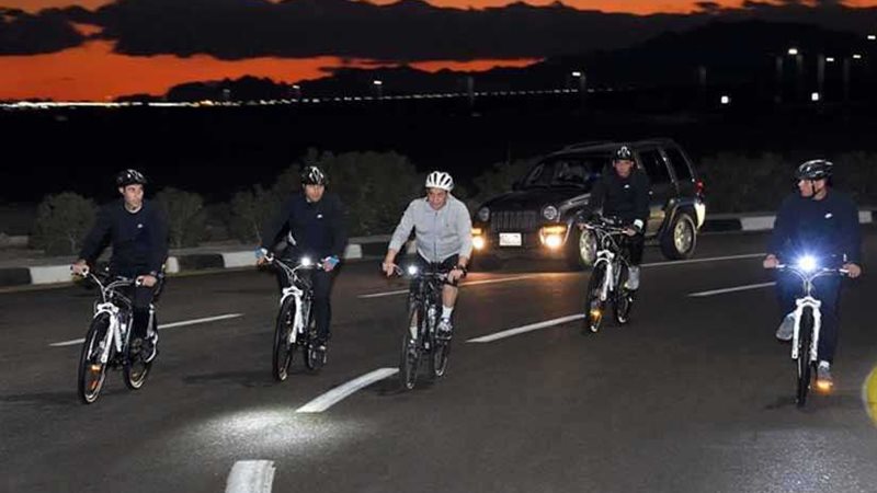 الرئيس السيسى يقوم