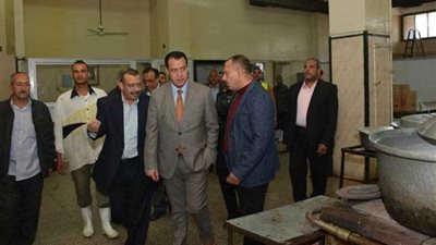 نائب رئيس جامعة أسيوط في جولة مفاجئة على المطعم المركزي