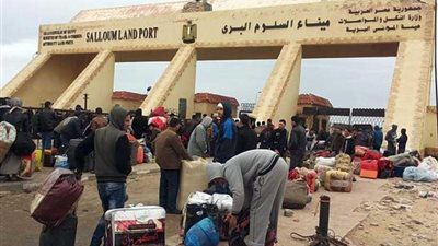 عودة 302 مصري وعبور 286 شاحنة عبر 