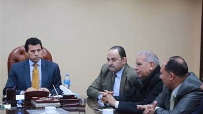 وزير الرياضة يستقبل والد النجم محمد صلاح