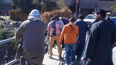 حواجز حديد لعداية ترعة الكودية بديروط.. (صور)