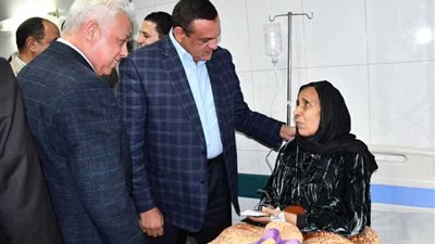 آمنة والرشيدي يطمئنان على مصابي حادث دمنهور (صور)