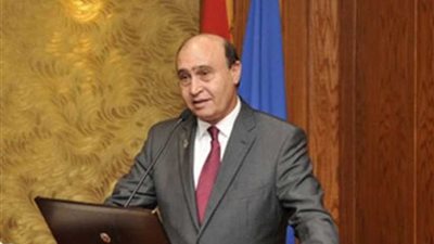 مميش يوقع عقدين لإنشاء أول ميناء أخضر في مصر ومشروع كاربون بالسخنة