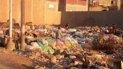 القمامة تحاصر قرى البحيرة.. (صور)