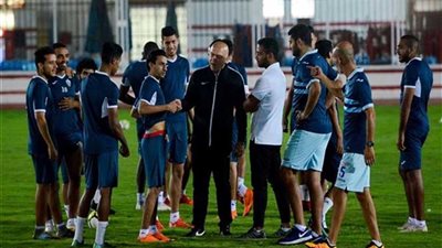 جلسة بين جروس واللاعبين استعدادا لمواجهة بطل تشاد