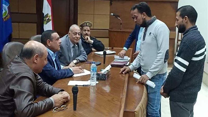 محافظ البحيرة يلتقي