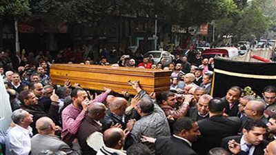 وصول جثمان الكاتب الصحفي إبراهيم سعدة لمسجد عمر مكرم