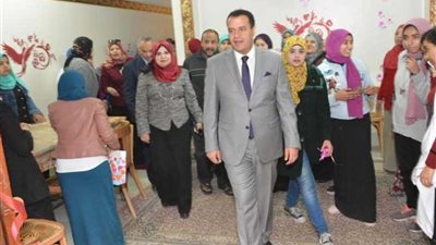 نائب رئيس جامعة أسيوط يتناول الغداء مع المغتربات..