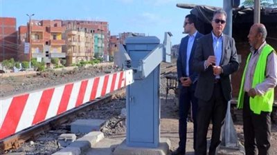 وزير النقل يفاجئ العاملين بأحد مزلقانات محافظة المنوفية