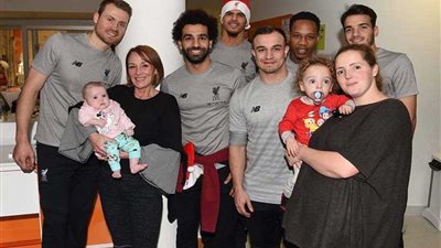 صلاح على رأس الريدز في زيارة لإحدى مستشفيات الأطفال للاحتفال بالكريسماس