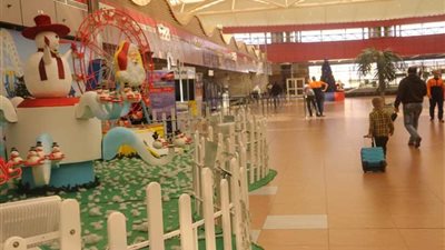 مطار شرم الشيخ يتزين إستعدادا لإستقبال السائحين في رأس السنة..