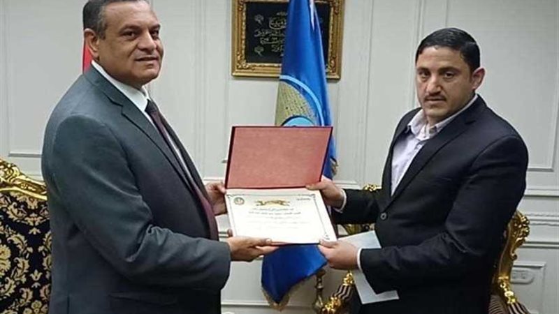 مواطن شريف بحق..