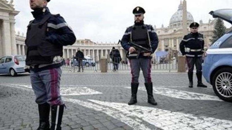 مجهول يلقي قنبلة