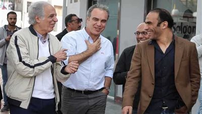 بالصور.. جولة لاسارتي في التتش وأمام دولاب بطولات الأهلي