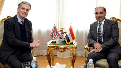 وزير الطيران المدني يلتقي سفير بريطانيا بالقاهرة