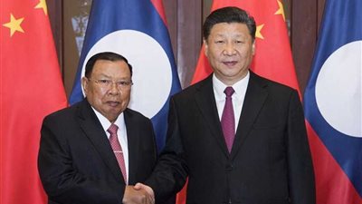 الصين ولاوس تتعهدان بتعزيز التعاون وتطوير الشراكة الاستراتيجية بينهما