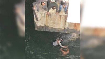 بالصور .. سقوط فتاة من أعلى كوبري ستانلي