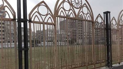 بدء أعمال تركيب السور الخاص بحديقة الفرما بمحيط نادي المعارف في بورسعيد