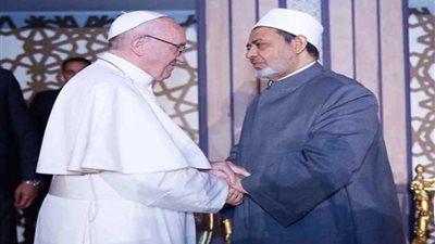 الإمام الأكبر يهنئ بابا الفاتيكان بحلول أعياد الميلاد وعيد ميلاده الثاني والثمانين