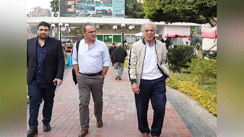 لازارتي يوقع عقود