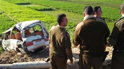 إصابة 5 أشخاص في حادث انقلاب سيارة ميكروباص بأبوتيج.. (صور)