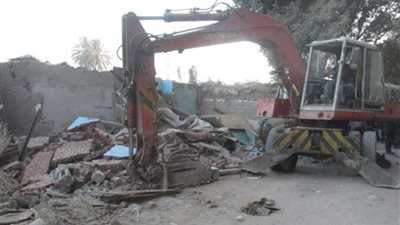 القاهرة تواصل إزالة مساكن ترعة الطوارئ 