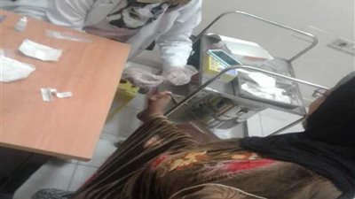 سيدة بدون ذراعين تذهب للفحص بـ”حملة ١٠٠مليون صحة“ بالمنوفية