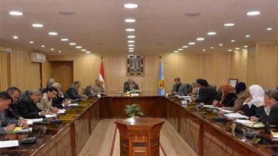 محافظ أسيوط يستعرض نتائج تنفيذ الخطة الاستثمارية بالمراكز والأحياء..(صور)