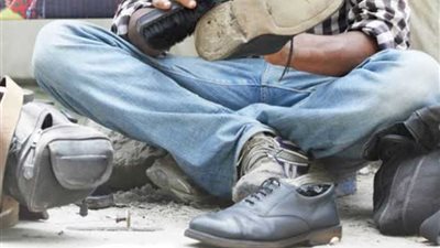 ماسح الأحذية.. أقصى طموحه معاش لأسرته بالصعيد