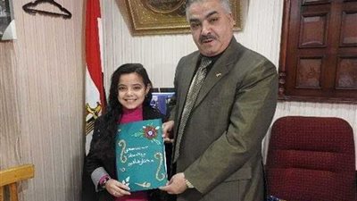 طفلة تجري حوارا صحفيا مع وكيل تعليم المنوفية